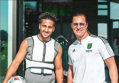 Crónica / [VÍDEO] Casual: "Sexylio" y Rodney se toparon con Matthew McConaughey