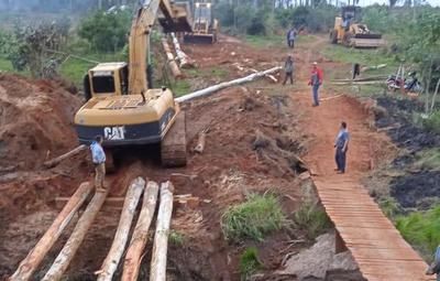 Tacuatí: vecinos construyen puente provisorio de madera ante la inacción del MOPC