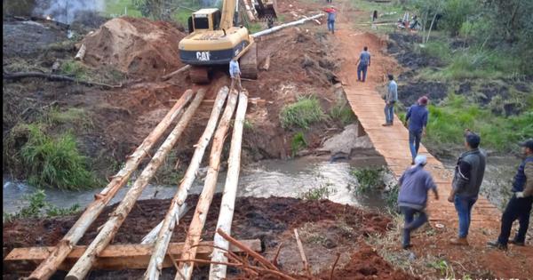 Ante la inacción del MOPC vecinos construyen puente de madera en Tacuatí