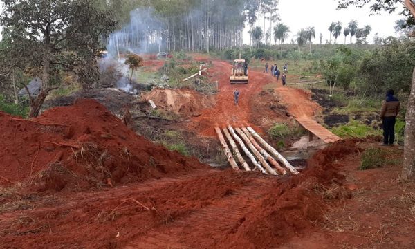 Ante inacción del MOPC, pobladores construyen puente de madera en Tacuatî