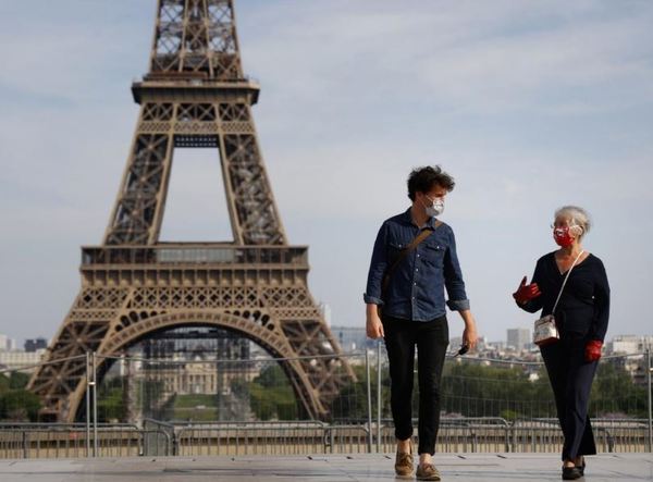 Francia se libera de tapabocas en las calles y prepara el final del confinamiento