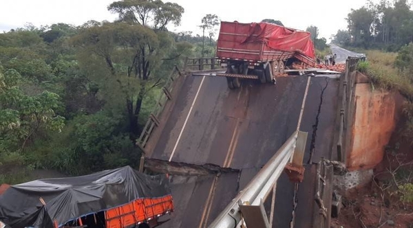 Diario HOY | Ante desidia del Gobierno, vecinos construyen puente provisorio en Tacuatí