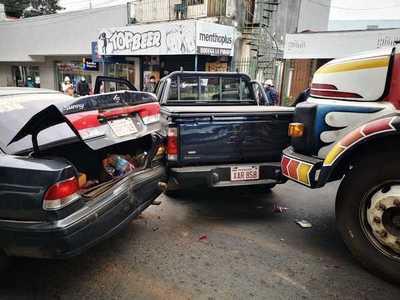 Bus interno sin freno protagoniza choque » San Lorenzo PY