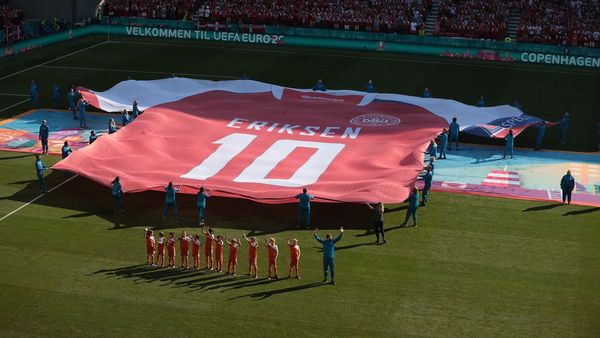 Jugadores e hinchadas se unen en sentido homenaje a Eriksen