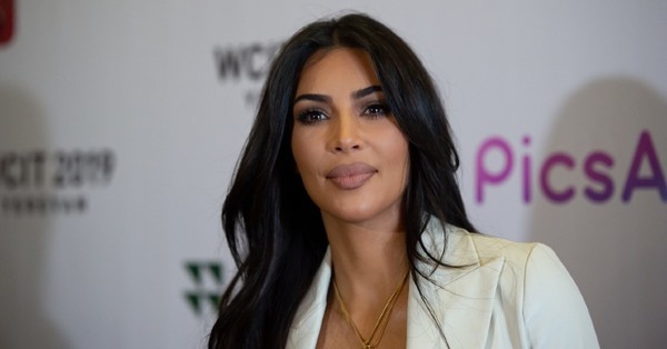 Kim Kardashian consigue orden de alejamiento contra acosador que le envió pastillas del día después y anillos - C9N