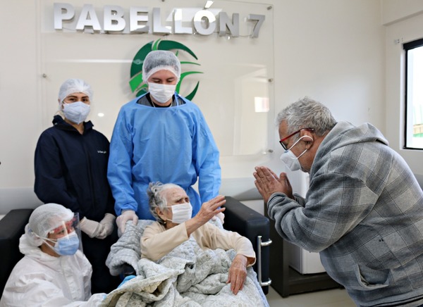 Abuela de 104 años vence al covid y vuelve al calor de su familia - La Clave