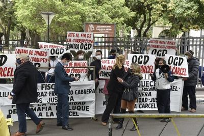 Luqueños estafados se manifiestan frente a Palacio de Justicia y piden prisión para clan González Dahrer - A La Gran 7-30 - ABC Color