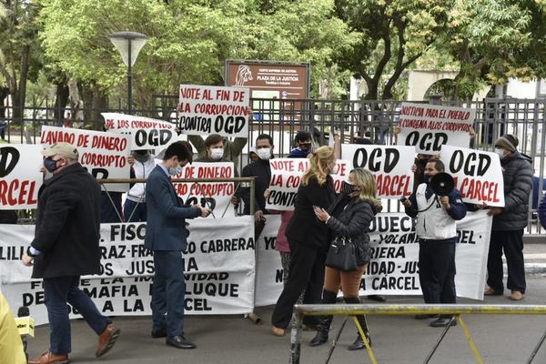 Luqueños estafados se manifiestan frente a Palacio de Justicia y piden prisión para clan González Dahrer - A La Gran 7-30 - ABC Color