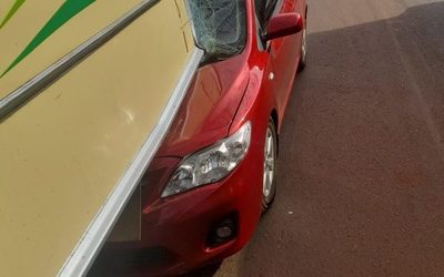 Vehículo choca por la parte trasera de bus