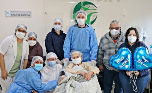 Abuela de 104 años recibe el alta médica tras vencer al covid-19