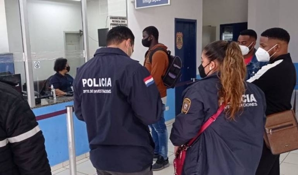 Diario HOY | Rechazan a extranjeros que intentaron ingresar por el Puente de la Amistad con pasaportes falsos