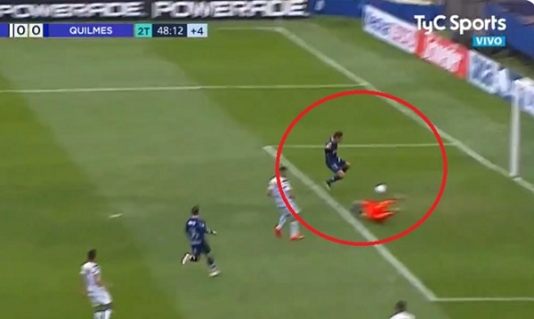 Blooper y un "casi gol" en jugada del fútbol argentino