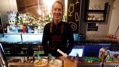 Bar ofrece tragos con nombres de vacunas anticovid