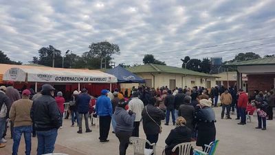 Masiva concurrencia de personas en los vacunatorios en Pilar