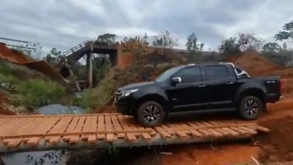 Construyen puente de troncos y madera en lugar del derrumbado