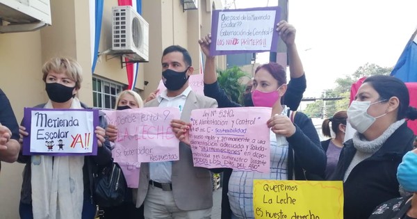 La Nación / Candidatos a concejales cercanos a Guido González, se repartieron kits de alimentos en Lambaré