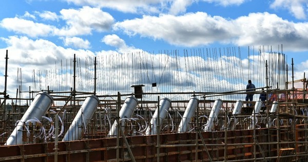 La Nación / Montan 18 tubos para tensores del futuro Puente de la Integración