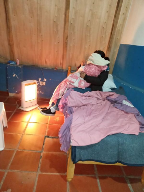 Madre y un pequeño bebé, tras sufrir una serie de penurias, fueron rescatados del frío - Nacionales - ABC Color