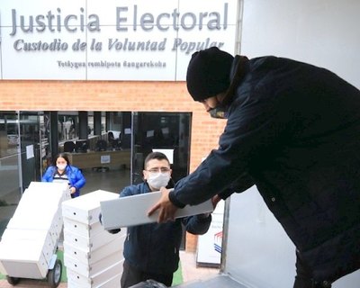 Crónica / Reparten a full kits electorales para votación