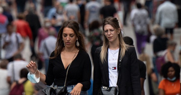 La Nación / Franceses salen a la calle sin mascarilla