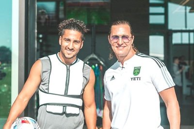 Crónica / “Sexylio” y Rodney Redes posaron con famoso actor