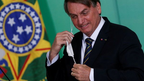 Bolsonaro critica la gestión de Fernández y elogia a Lacalle Pou