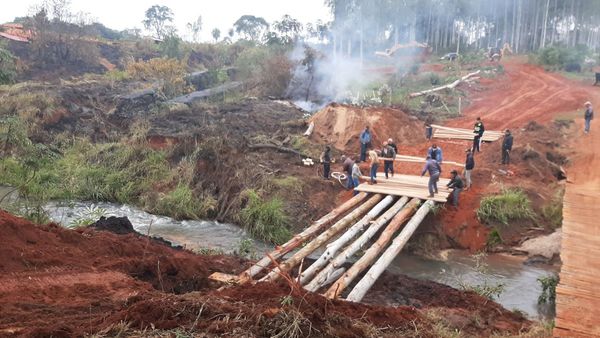 Tacuatí: Colonos construyen puente para transportar producción agrícola