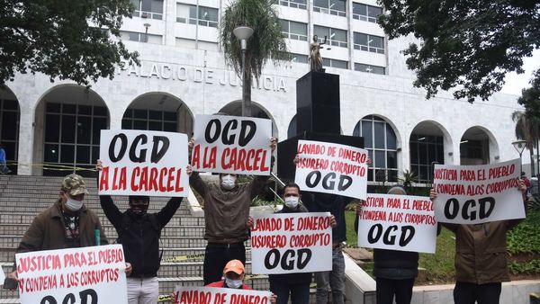 Grupo de luqueños piden condena para OGD y su hijo en tribunales