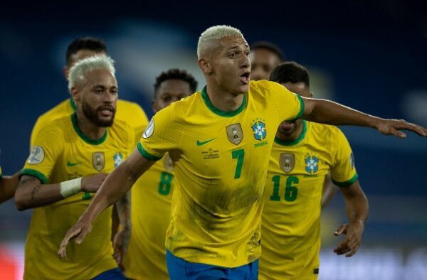 Brasil golea y lidera su grupo