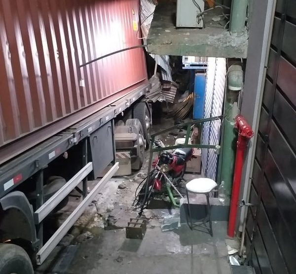 Camión perdió los frenos y destruyó motocicletas en pleno microcentro