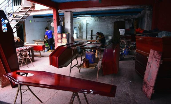 Diario HOY | Carpinteros fabrican ataúdes en masa por muertes por Covid