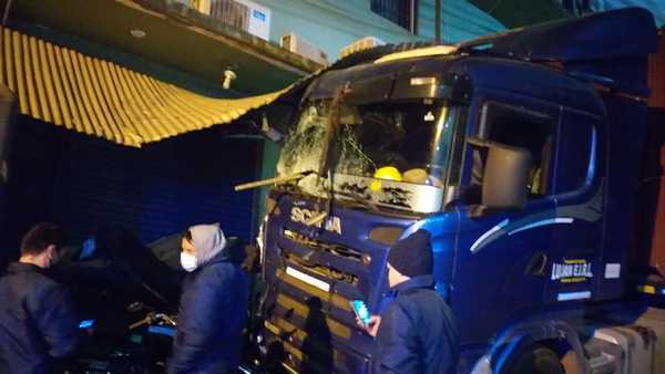 Camión sin CONDUCTOR quedo SIN FRENO arrastró motos y choco contra negocios