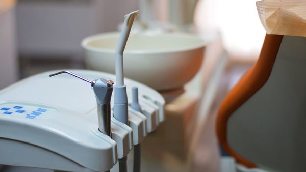 Odontólogo decide regalar limpieza de dientes por su cumpleaños