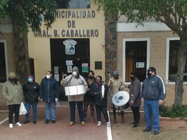 Padres exigen entrega de kits de almuerzo escolar en Caballero