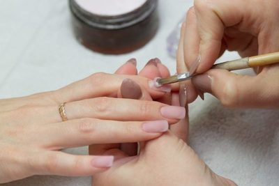 EL PELIGRO DE LAS UÑAS ACRILICAS