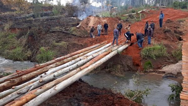 Ante desidia del Gobierno, vecinos construyen puente provisorio en Tacuatí