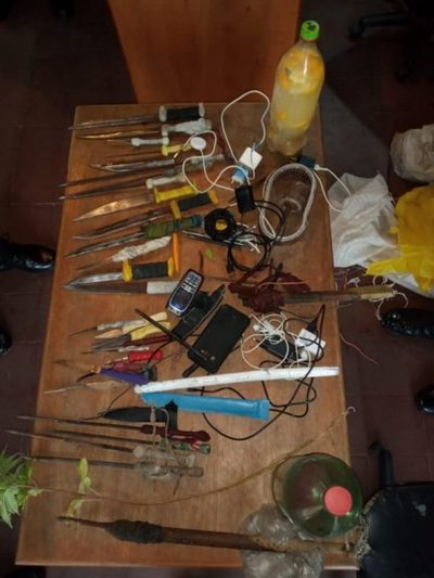 Incautan armas blancas durante requisa en la Penitenciaría de Emboscada | Ñanduti