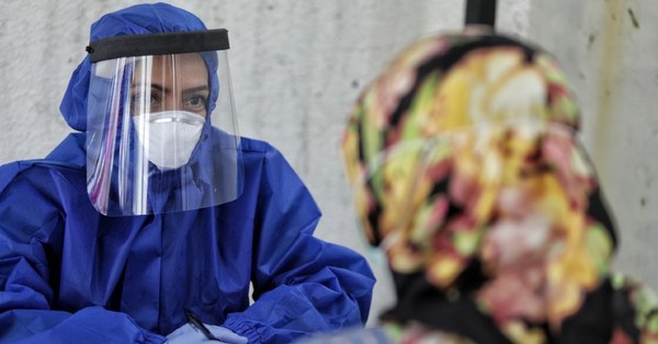 Más de 350 funcionarios de la salud que ya estaban vacunados se contagian de Covid-19 en Indonesia - SNT