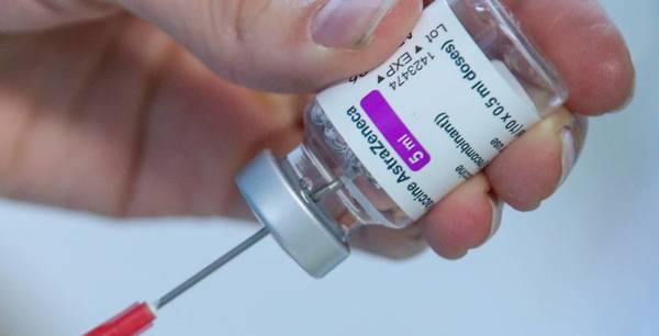 COVID-19: Aprueban uso de vacuna AstraZeneca para mayores de 50 años