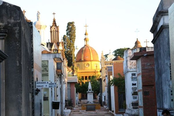 Cementerios estarán cerrados este domingo por protocolo sanitario
