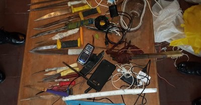 La Nación / Incautan armas blancas durante requisa en cárcel de Emboscada