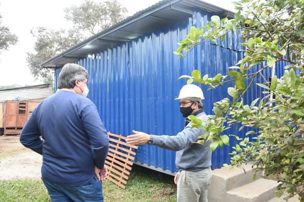 Familia vulnerable recibió su nueva casa construida por la UPE en Franco