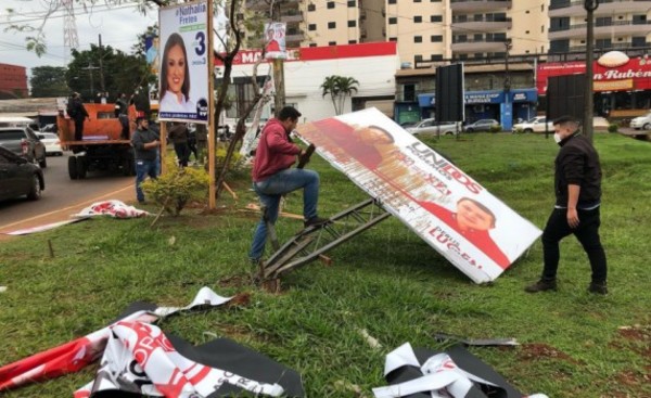 Comuna esteña retira carteles políticos de las principales avenidas