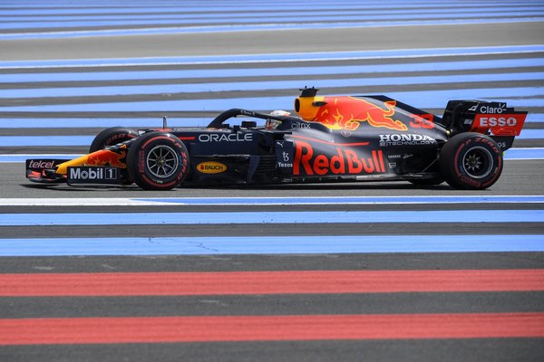 Mercedes y Red Bull se reparten las libres en Francia