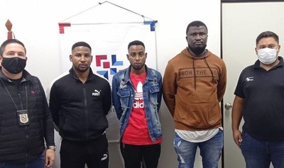 Tres extranjeros fueron inadmitidos por portar documentos de viaje falsos.