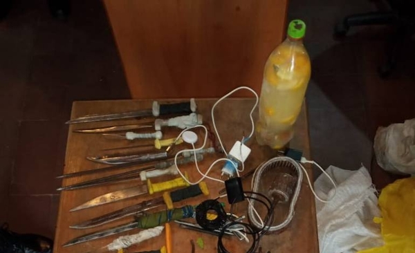 Diario HOY | Incautan cuchillos, estoques y celulares durante requisa en penal de Emboscada
