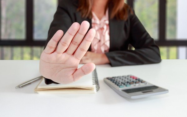 Crónica / Banco le negó préstamo a una persona ciega ¡por no poder firmar!