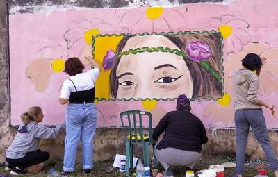 Ñemby: pintaron un mural para recordar a Isaura Bogado