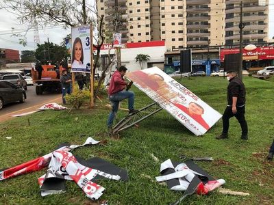 Retiran carteles políticos que estaban repletos en la rotonda Área 1 de CDE - ABC en el Este - ABC Color