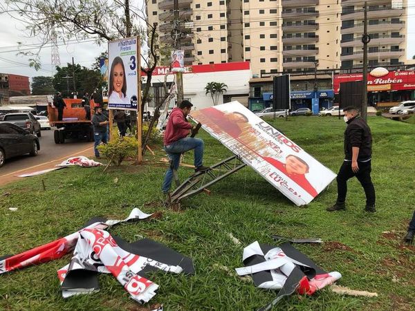 Retiran carteles políticos que estaban repletos en la rotonda Área 1 de CDE - ABC en el Este - ABC Color